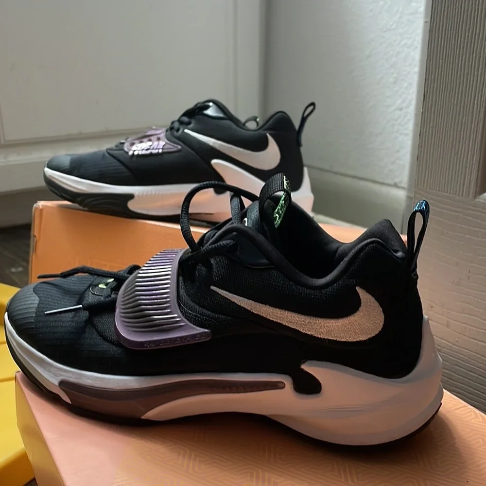 Nike Freak GS 3 EUC Size 7 Youth. Runs a little big like a women’s size 8/12